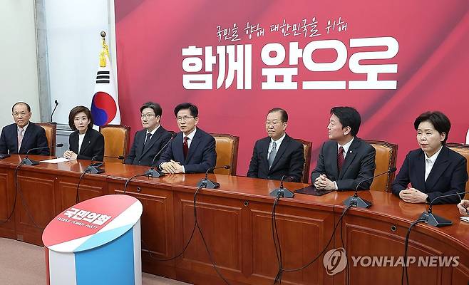 김문수 후보, 선대위 발언 (서울=연합뉴스) 류영석 기자 = 국민의힘 김문수 대선 후보가 4일 국회에서 열린 당 선거대책위원회 회의에서 발언하고 있다. 2025.5.4 ondol@yna.co.kr