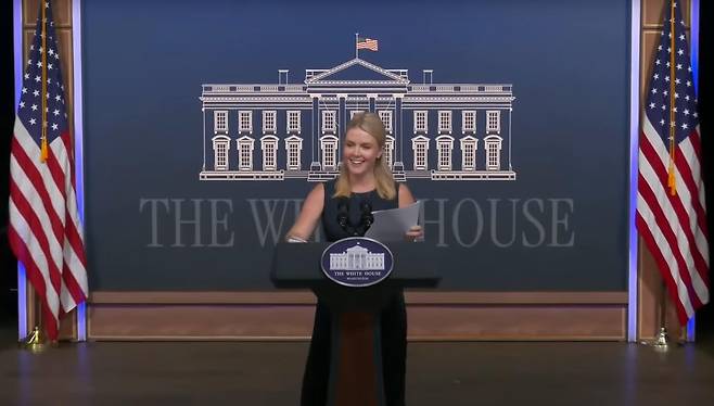 '인플루언서 브리핑' 인플루언서를 상대로 브리핑하고 있는 캐롤라인 레빗 백악관 대변인 [백악관 유튜브 캡처. 재판매 및 DB 금지]