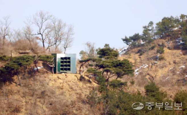 인천시 강화군 송해면 당산리 마을 건너편 북한 황해도 개풍군의 야산에 대남 확성기에서 소음이 송출되고 있다.정선식기자