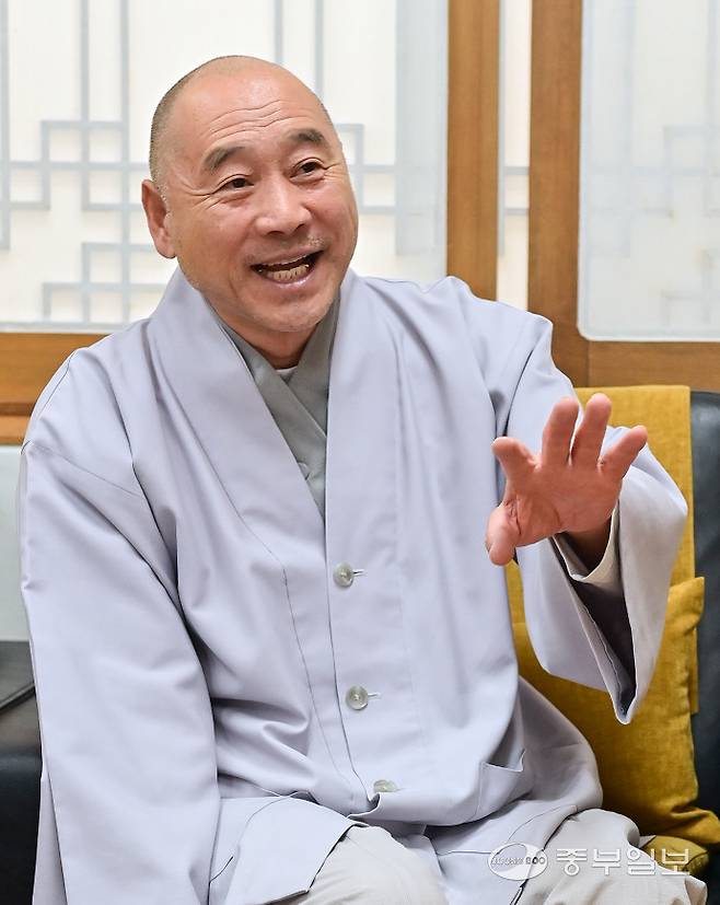 24일 수원 수원사에서 세영스님이 인터뷰를 하고 있다. 임채운기자.