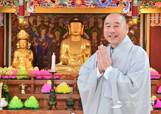 24일 수원 수원사에서 세영스님이 합장을 하고 있다. 임채운기자