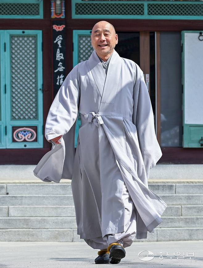 24일 수원 수원사에서 세영스님이 걷고 있다. 임채운기자