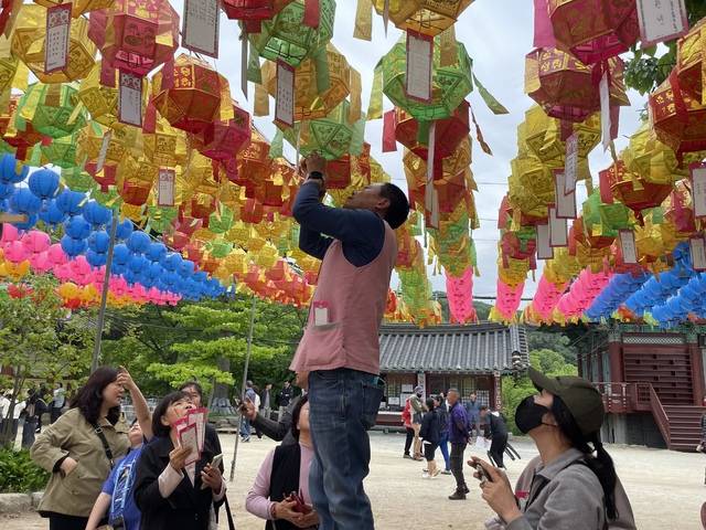 불기 2569년 부처님오신날이자 어린이날인 5월 5일을 맞아 김제 금산사를 찾은 방문객들이 연등을 달기위해 기다리고 있다. 전현아 기자