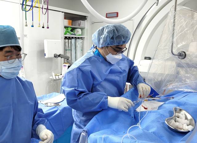 일교차가 크고 날씨 변동이 잦은 환절기 차가운 공기에 노출되면 심근경색 위험이 커질 수 있다. 센텀종합병원 심장내과 임지훈 과장은 “당뇨 환자나 노인의 경우에는 통증이 없거나 아주 둔하게 느껴질 수도 있다”고 밝혔다. 센텀종합병원 제공