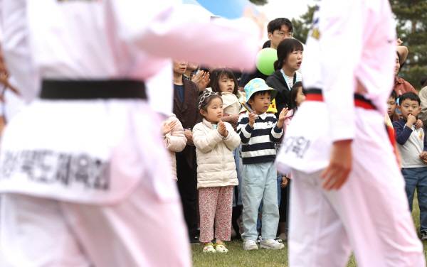 '2025 경상북도 어린이날 큰잔치'가 5일 오전 경북도청 새마을 광장에서 펼쳐진 가운데 어린이들이 환호성을 지르며 공연을 즐기고 있다. 정훈진 기자 jhj131@kyongbuk.com