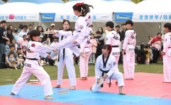 '2025 경상북도 어린이날 큰잔치'가 5일 오전 경북도청 새마을 광장에서 펼쳐진 가운데 태권도 공연이 진행되고 있다. 정훈진 기자 jhj131@kyongbuk.com