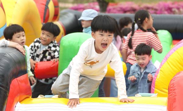 '2025 경상북도 어린이날 큰잔치'가 5일 오전 경북도청 새마을 광장에서 펼쳐진 가운데 어린이들이 에어바운스를 체험하고 있다. 정훈진 기자 jhj131@kyongbuk.com