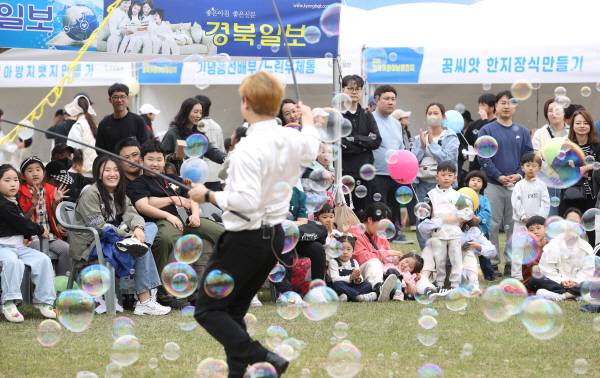 '2025 경상북도 어린이날 큰잔치'가 5일 오전 경북도청 새마을 광장에서 펼쳐진 가운데 어린이와 부모들이 버블매직쇼를 관람하고 있다. 정훈진 기자 jhj131@kyongbuk.com