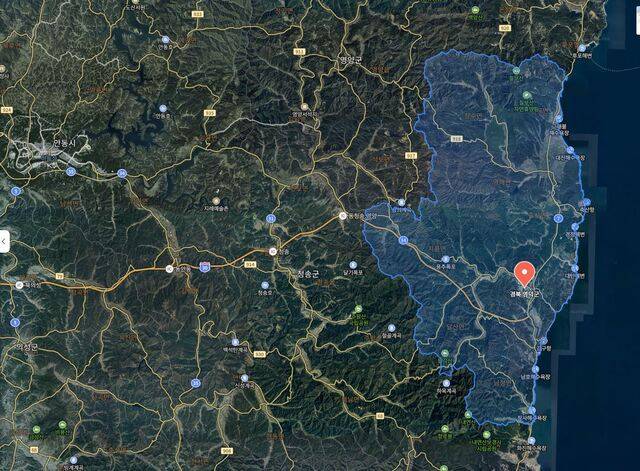 영덕군 네이버 위성지도. 영덕군은 포항시와 울진군 사이에 위치해있고, 경북대종과 해맞이공원, 고래불해수욕장, 강구대게, 괴시마을, 갈암종택 등이 있는 아름다운 지역이다. 네이버 지도.