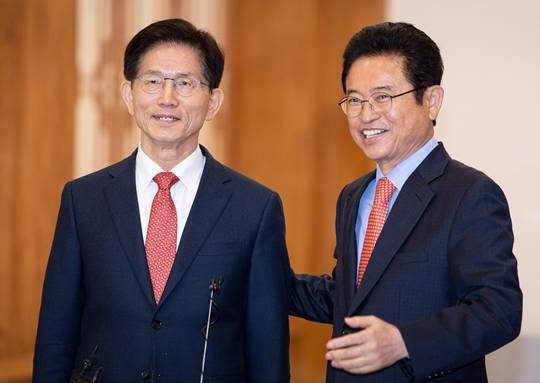 제21대 대통령선거에 출마한 김문수 전 고용노동부 장관과 이철우 경북지사가 지난달 15일 오전 서울 마포구 박정희대통령기념관에서 동상 건립 관련 현안 회동을 갖고 있다. (출처=뉴스1)