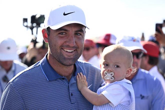 셰플러와 아들 베넷(사진=AFPBBNews)