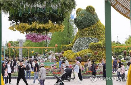 (고양=연합뉴스) 김병만 기자 = 27일 경기도 고양시 일산호수공원에서 열린 ‘2025 고양국제꽃박람회’에서 많은 관람객들이 꽃을 구경하고 있다. 2025.4.27