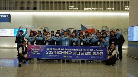 대학생과 한국수력원자력(한수원) 직원 봉사단 30여명으로 이뤄진 한수원 체코 글로벌 봉사단이 지난해 11월 2일 출국에 앞서 기념촬영하고 있다. 이들은 아흐레 일정으로 체코 현지에서 사회공헌 및 문화교류 활동을 펼쳤다. (사진=한수원)