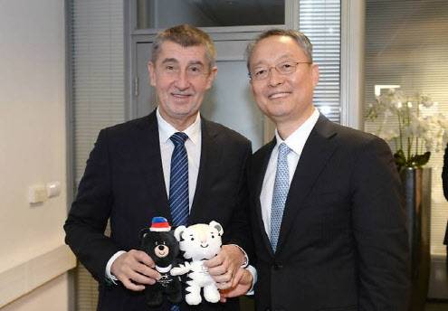 백운규 산업통상자원부 장관이 지난 2017년 12월1일(현지시간) 체코 프라하 ANO당사 회의실에서 차기 총리 내정자인 안드레이 바비쉬 ANO당 대표와 면담에 앞서 기념촬영하고 있다. (사진=산업부)