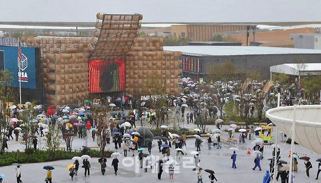 2025 오사카·간사이 엑스포 누적 방문객 수가 개막 보름여 만에 150만 명을 넘어섰다. 목표치인 누적 방문객 수 2800만명 달성을 위해선 현재 하루 평균 10만명 내외인 방문객 수는 15만명 이상으로 늘어나야 한다. (사진=연합뉴스)