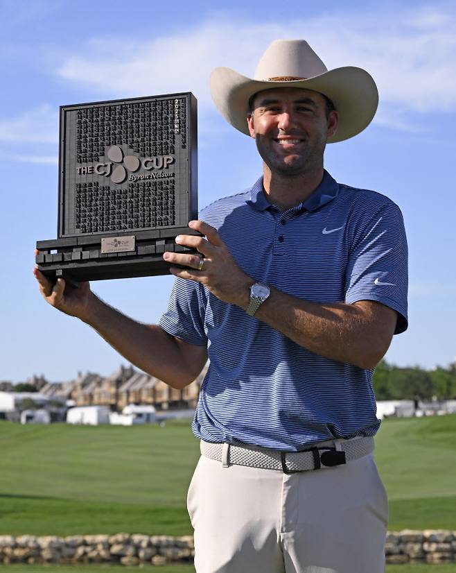 한글 트로피 들고 기념 촬영하는 스코티 셰플러.(사진=AFPBBNews)