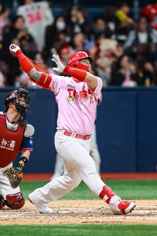 KIA타이거즈 최형오가 역대 네 번째 개인통산 400홈런을 터뜨리고 있다. 사진=KIA타이거즈