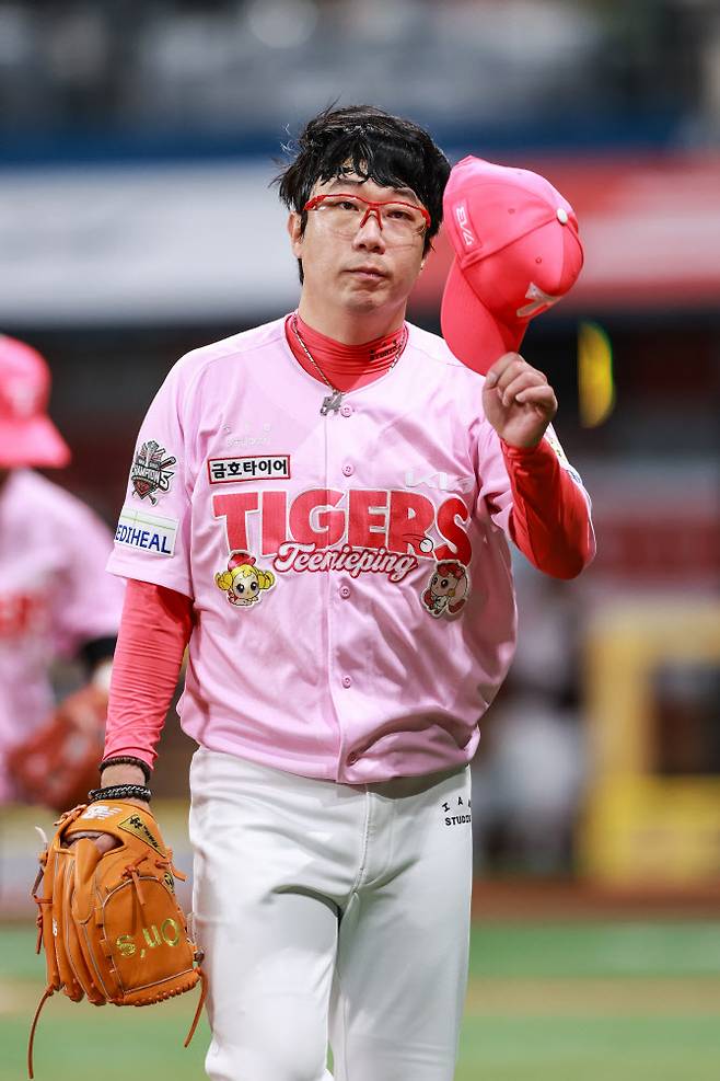 KIA타이거즈 토종에이스 양현종이 투구를 마친 뒤 모자를 벗고 팬들에게 인사를 전하고 있다. 사진=KIA타이거즈