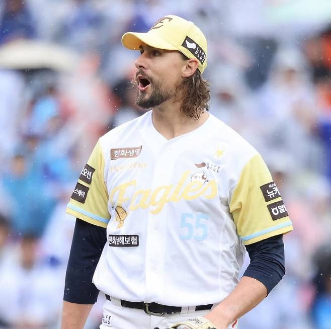 한화이글스 외국인투수 라이언 와이스가 이닝을 마친 뒤 활짝 웃고 있다. 사진=한화이글스