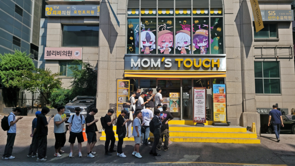 - 맘스터치와 블루 아카이브 컬래버레이션 특별 매장 풍경