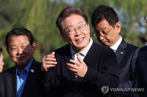 더불어민주당 이재명 대선 후보가 '골목골목 경청투어' : 단양8경편'에 나선 지난 4일 충북 제천군 의림지를 찾아 도민들에게 지지를 호소하고 있다. 〈사진=연합뉴스〉