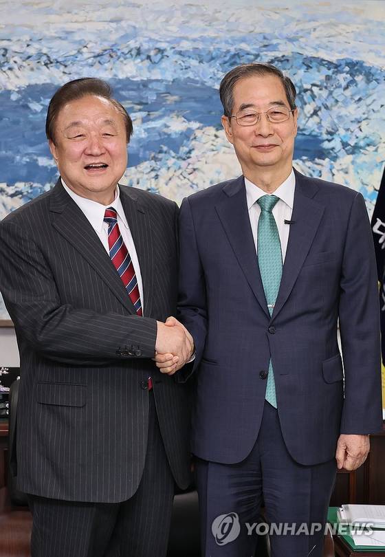 한덕수 전 국무총리가 지난 3일 서울 여의도 국회 헌정기념관을 방문, 정대철 헌정회장과 악수하고 있다. 〈사진=연합뉴스〉