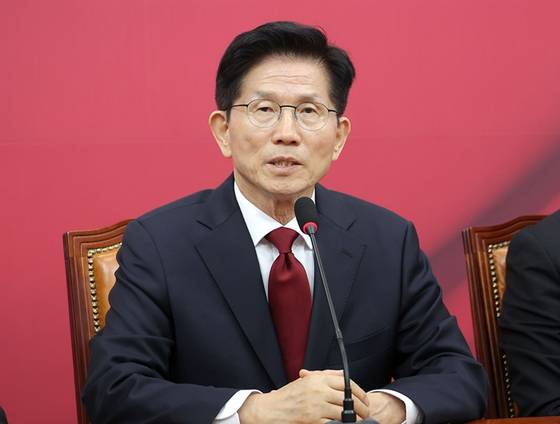국민의힘 김문수 대선 후보가 4일 국회에서 열린 당 선거대책위원회 회의에서 발언하고 있다. 〈사진=연합뉴스〉