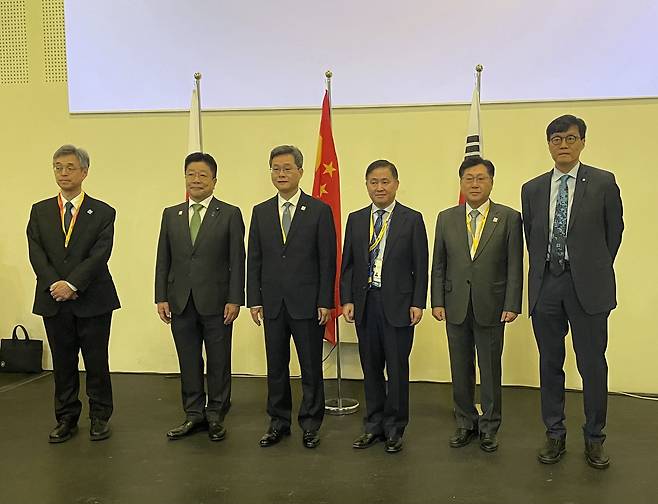 4일(현지시간) 이탈리아 밀라노에서 개최된 한일중 재무장관, 총재회의에 참석한 히미노 일본은행 부총재(왼쪽부터), 카토 일본 재무장관, 란 포안 중국 재무장관, 판궁성 PBC 총재, 최지영 기획재정부 차관보, 이창용 한국은행 총재의 모습.(한국은행 제공)