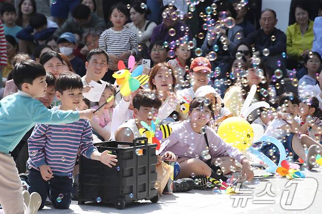 어린이날을 하루 앞둔 4일 대구 수성구 국립대구박물관을 찾은 어린이들이 마술공연을 관람하며 즐거운 연휴를 보내고 있다. 2025.5.4/뉴스1 ⓒ News1 공정식 기자