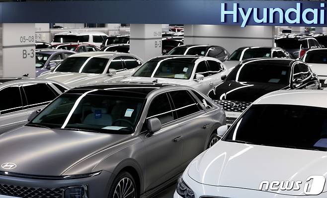 현대자동차가 중고차 판매를 시작한 24일 오후 경기 용인시 현대 인증중고차 센터에 상품화를 마친 중고차들이 세워져 있다. 현2023.10.24/뉴스1 ⓒ News1 장수영 기자