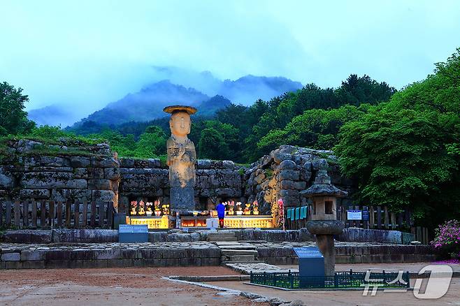 (충주=뉴스1) 윤원진 기자 = 5일 부처님오신날을 맞아 우리나라에 불교가 전파된 고갯길 충주 하늘재가 주목받고 있다. 사진은 하늘재 미륵대원지.(충주시 제공. 재판매 및 DB금지)/뉴스1