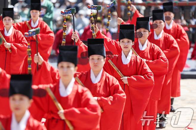 4일 오후 서울 종로구 종묘 정전에서 봉행된 '종묘대제'에서 무용수들이 종묘제례악에 맞춰 일무를 펼치고 있다. 2025.5.4/뉴스1 ⓒ News1 민경석 기자