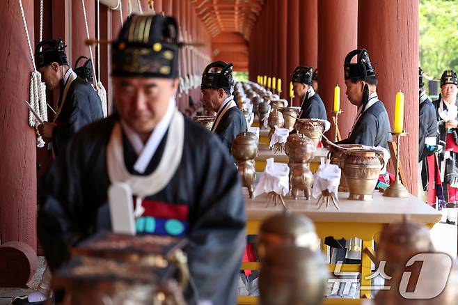 4일 오후 서울 종로구 종묘에서 봉행된 '종묘대제'에서 제관들이 정전에 들어서고 있다. 2025.5.4/뉴스1 ⓒ News1 민경석 기자