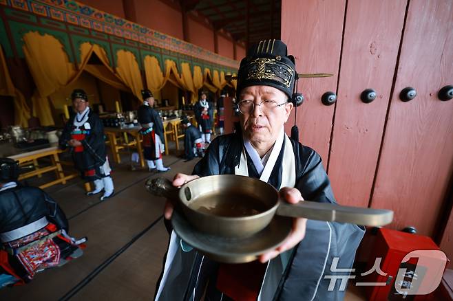 4일 오후 서울 종로구 종묘 정전에서 제관들이 '종묘대제'를 봉행하고 있다. (공동취재) 2025.5.4/뉴스1 ⓒ News1 민경석 기자
