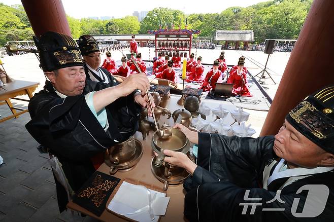 4일 오후 서울 종로구 종묘 정전에서 제관들이 '종묘대제'를 봉행하고 있다. (공동취재) 2025.5.4/뉴스1 ⓒ News1 민경석 기자