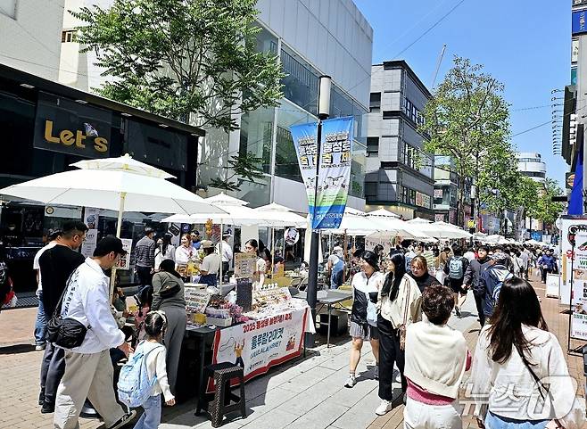 국민의힘 대선 주자로 김문수 후보가 한동훈 후보를 눌러 당내에서 최종 선택 받은 가운데 보수정당 최대 지지 기반인 TK(대구·경북)지역 민심의 향배는 여전히 오리무중이다. 사진은 4일 대구에서 유동인구가 가장 많은 동성로. 2025.5.4/뉴스1 남승렬 기자