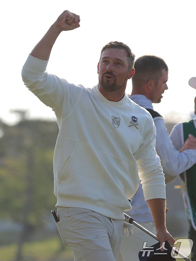 4일 인천 연수구 잭니클라우스 골프클럽에서 열린 LIV골프 코리아 파이널라운드에서 우승을 차지한 브라이슨 디섐보가 환호하고 있다. 2025.5.4/뉴스1 ⓒ News1 박정호 기자