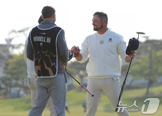 4일 인천 연수구 잭니클라우스 골프클럽에서 열린 LIV골프 코리아 파이널라운드에서 우승을 차지한 브라이슨 디섐보가 2위의 찰스 하웰 3세와 인사를 나누고 있다. 2025.5.4/뉴스1 ⓒ News1 박정호 기자