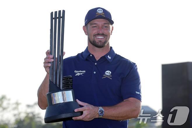 4일 인천 연수구 잭니클라우스 골프클럽에서 열린 LIV골프 코리아 파이널라운드에서 우승을 차지한 브라이슨 디섐보가 트로피를 들어 보이고 있다. 2025.5.4/뉴스1 ⓒ News1 박정호 기자