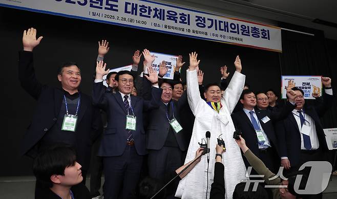 지난 2월28일 김관영 전북자치도지사가 하계올림픽대회 유치 후보 도시에 전북 전주가 선정된 후 관계자들과 만세를 하고 있다. 2025.2.28/뉴스1 ⓒ News1 김성진 기자