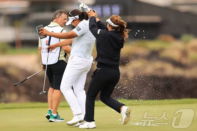 우승 확정 후 축하받는 유해란. ⓒ AFP=뉴스1