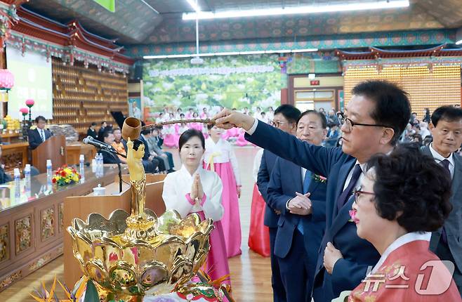 조원휘 대전시의회 의장이 관불의식을 하고 있다.(대전시의회 제공, 재판매 및 DB 금지)/뉴스1