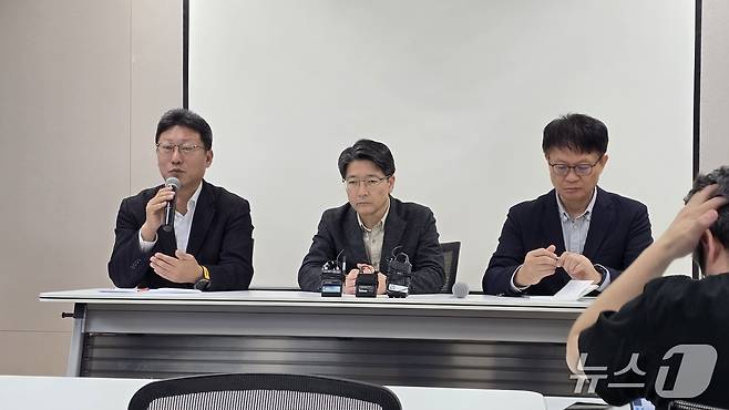 왼쪽부터 김희섭 SKT PR센터장, 임봉호 SKT MNO사업부장, 류정환 SKT 네트워크인프라센터장./뉴스1 ⓒ News1 윤주영 기자