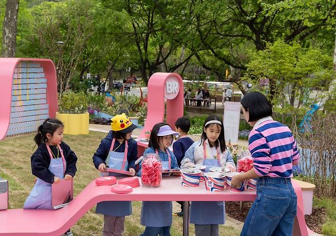 (서울=뉴스1) 김진희 기자 = SPC 배스킨라빈스는 5일 어린이날을 맞아 서울시 광진구에 위치한 서울 어린이대공원에 놀이 정원 핑크드림가든을 열었다.(배스킨라빈스제공)