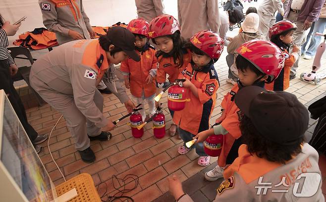 5월 5일 어린이날을 맞아 울산대공원 남문광장 일대에서 열린 '어린이날 대잔치'에서 어린이들이 소방 체험 부스를 즐기고 있다.2025.5.5/뉴스1 ⓒNews1 김지혜 기자