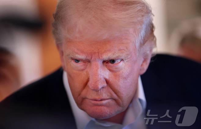 도널드 트럼프 미국 대통령이 4일(현지시간) 미국 웨스트팜비치에서 에어포스원(미국 대통령 전용기)을 타고 워싱턴DC로 돌아오는 비행기에서 기자 질문을 주의 깊게 듣고 있다. ⓒ 로이터=뉴스1 ⓒ News1 류정민 특파원