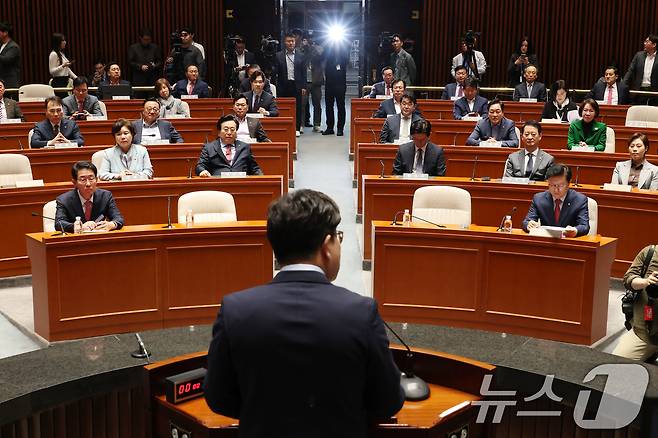 권성동 국민의힘 원내대표가 24일 오전 서울 여의도 국회에서 열린 의원총회에서 발언하고 있다. 2025.4.24/뉴스1 ⓒ News1 이광호 기자