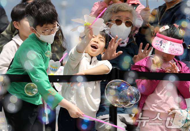 어린이날인 5일 부산 영도구 국립해양박물관을 찾은 어린이들이 뮤직 버블쇼를 즐기고 있다. ⓒ News1 윤일지 기자