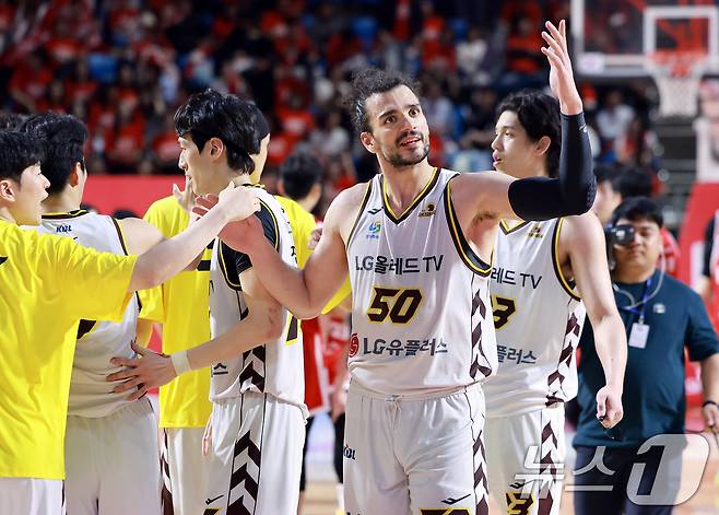 어린이날인 5일 서울 송파구 잠실학생체육관에서 열린 '2024-25 KCC 프로농구 챔피언결정전 1차전' 서울 SK 나이츠와 창원 LG 세이커스의 경기에서 75대66으로 승리를 거둔 창원 LG 아셈 마레이를 비롯한 선수들이 응원단을 향해 환호하고 있다. 2025.5.5/뉴스1 ⓒ News1 김진환 기자