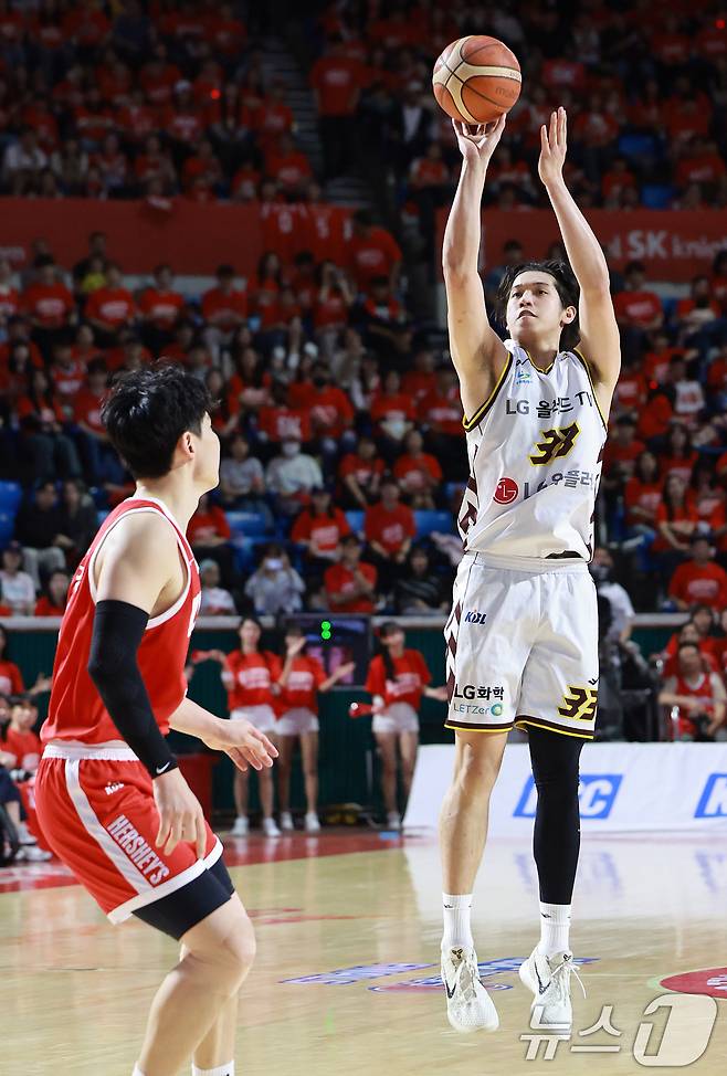 어린이날인 5일 서울 송파구 잠실학생체육관에서 열린 '2024-25 KCC 프로농구 챔피언결정전 1차전' 서울 SK 나이츠와 창원 LG 세이커스의 경기, 2쿼터 창원 LG 칼 타마요가 3점슛을 던져 성공시키고 있다. 2025.5.5/뉴스1 ⓒ News1 김진환 기자